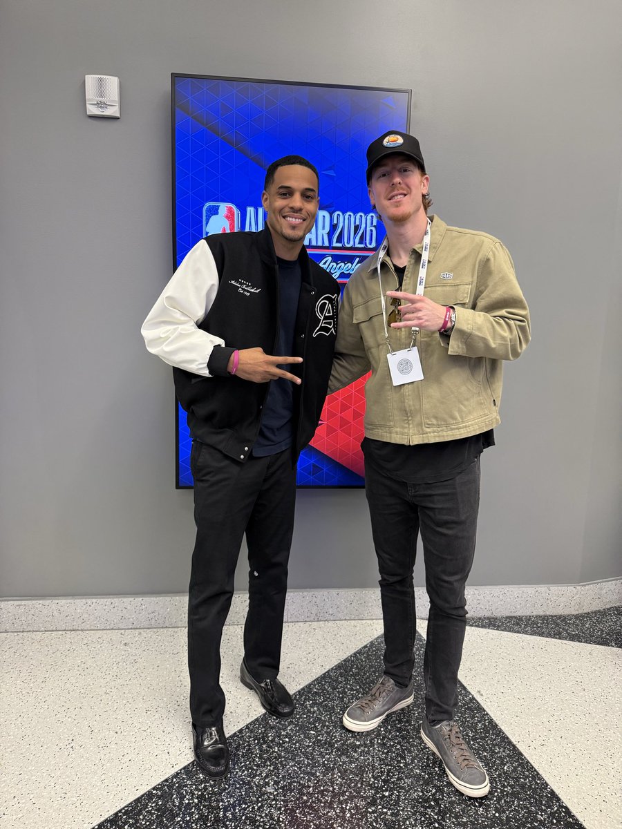 JD_Slajchert's tweet photo. Had an amazing time at the @NBAAllStar game this past weekend. Thanks so much for having me out @nmdp_org to support the story and awareness for longtime @NBA athletic trainer, Ed Lacerte, battling Leukemia. #20SecondsCouldSaveALife @nbacares https://t.co/sXVS4CGSVn