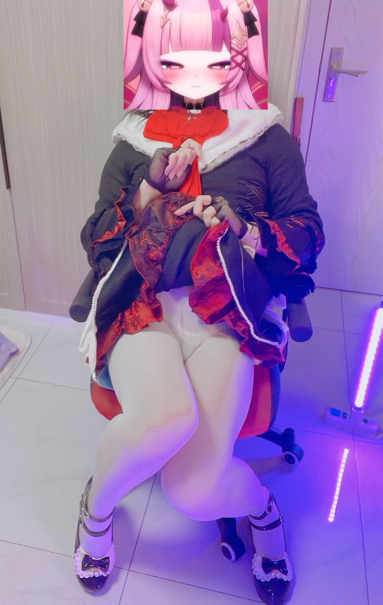 大年初一播完了喵~
下播再和大家再说一声新年快乐~！
还有怎么会有主播直播动静太大把衣服上的配件都给甩掉了的啊——