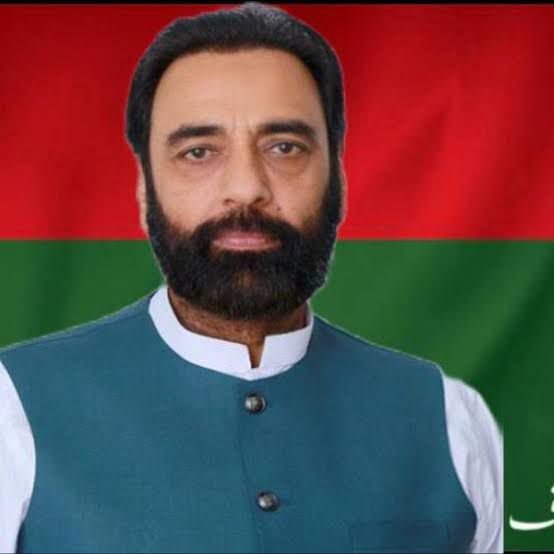 یہ پے وہ اصغر گجر جس کو حلقہ کے ورکرز نے کہا آپ عمران خان کی رہائی کیلئے نکلتے کیوں نہیں 
تو بجائے نکلنے کے  اس نئے اپنے ہی پارٹی کے ورکرز کو دھمکیاں دینی شروع کردی 

ویڈیو بطور ثبوت موجود ہے