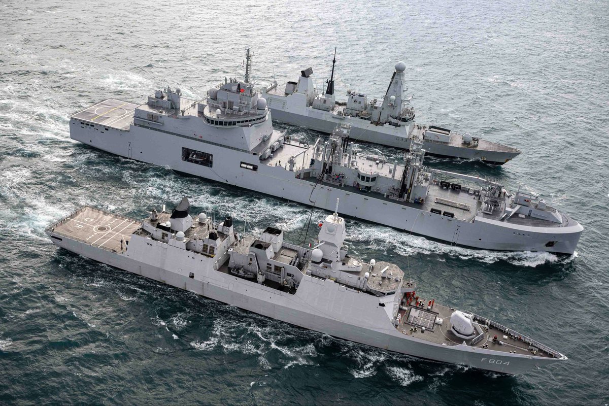 kon_marine's tweet photo. Tijdens oefening #ORION26 worden https://t.co/JJ5CCX4i1D. De Ruyter 🇳🇱 en HMS Dauntless 🇬🇧 op zee bevoorraad door FS Jacques Stosskopf 🇫🇷. https://t.co/denVIR4RNn
