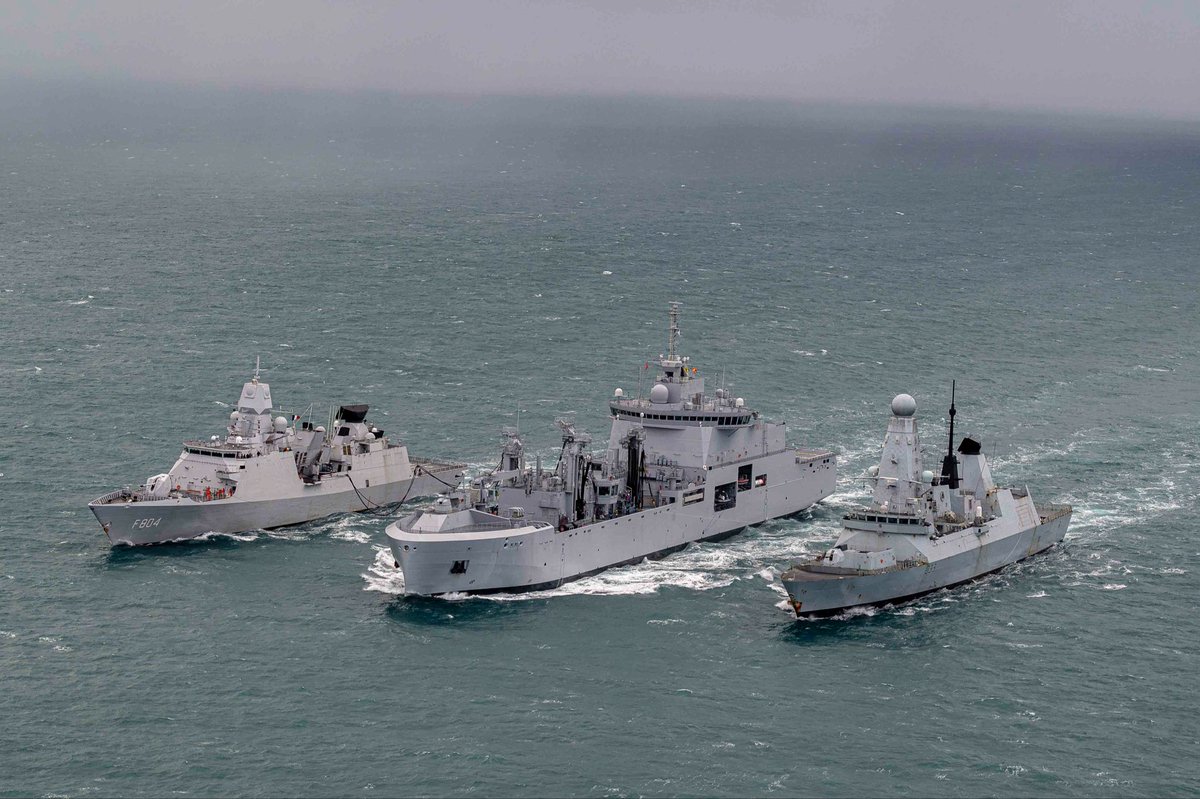 kon_marine's tweet photo. Tijdens oefening #ORION26 worden https://t.co/JJ5CCX4i1D. De Ruyter 🇳🇱 en HMS Dauntless 🇬🇧 op zee bevoorraad door FS Jacques Stosskopf 🇫🇷. https://t.co/denVIR4RNn