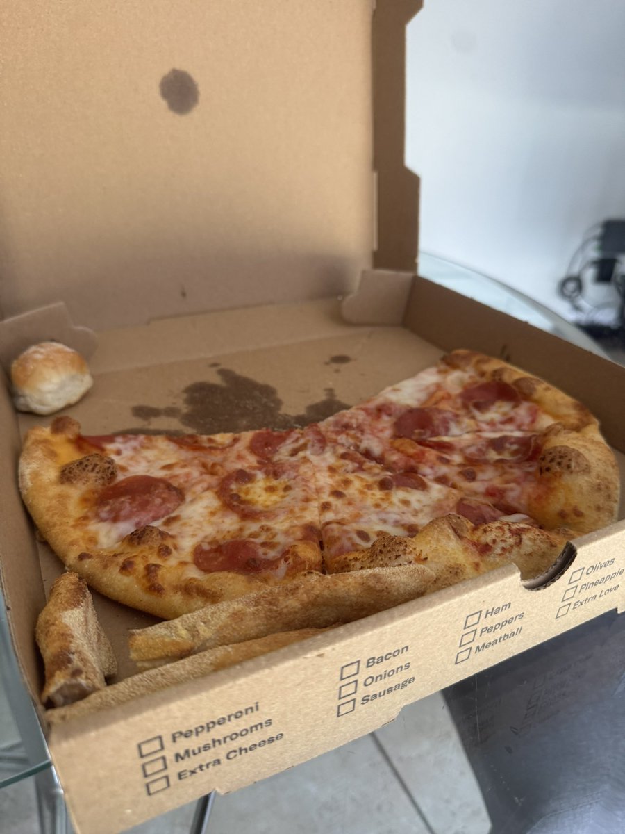 JimmyInvests's tweet image. Figured I’d hop on this trend. 

Pepperoni Pizza and stonks📈