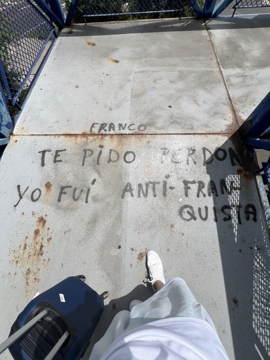 En Cáceres justo en el puente que conecta con la estación de trenes 

Se encuentra esta frase