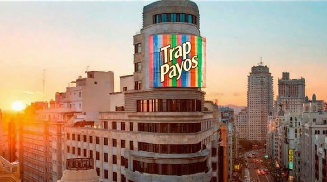 munilla_dlf's tweet photo. OFICIAL!!!

• Trap Payos compra la famosa marca de refrescos Schweppes, la cual empezará a formar parte del conjunto Trap Payos

• Esto se ha anunciado con el cambio del famoso cartel en el edificio Carrion de Gran Vía,en este ahora esta escrito el nombre de esta organización https://t.co/ZBNyOYaOFj