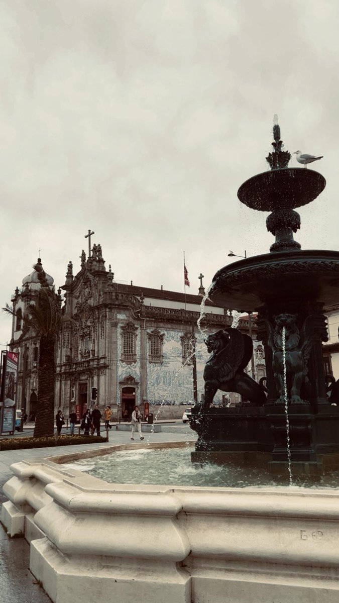 Não nasci no Porto. Não vivi no Porto. Mas tenho muitos amigos lá, parte da minha familia é do Porto. O meu clube é do Porto. A minha alma se é de algum lado em Portugal, é do Porto.
Uma cidade orgulhosa, linda, resistente, poética. Que nos deu poetas, musicos, vinhos, comidas,