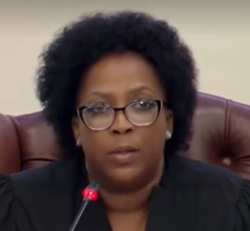 Who is this person?🙄🙄🙄🙄🙄🙄 Not so honourable!!!!