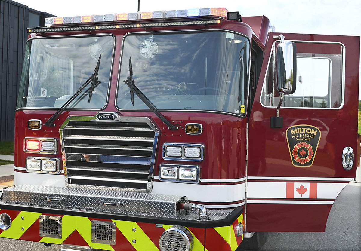 BARN FIRE: <a href="/MiltonFireON/">Milton Fire & Rescue Services</a> along with <a href="/MississaugaFES/">Mississauga Fire</a> barn fire, hay on fire 2nd floor loft of large barn —smoke &amp; flames visible on arrival — north-side of Derry Rd west of Eighth Ln #Milton . Tankers shuttling water to scene.