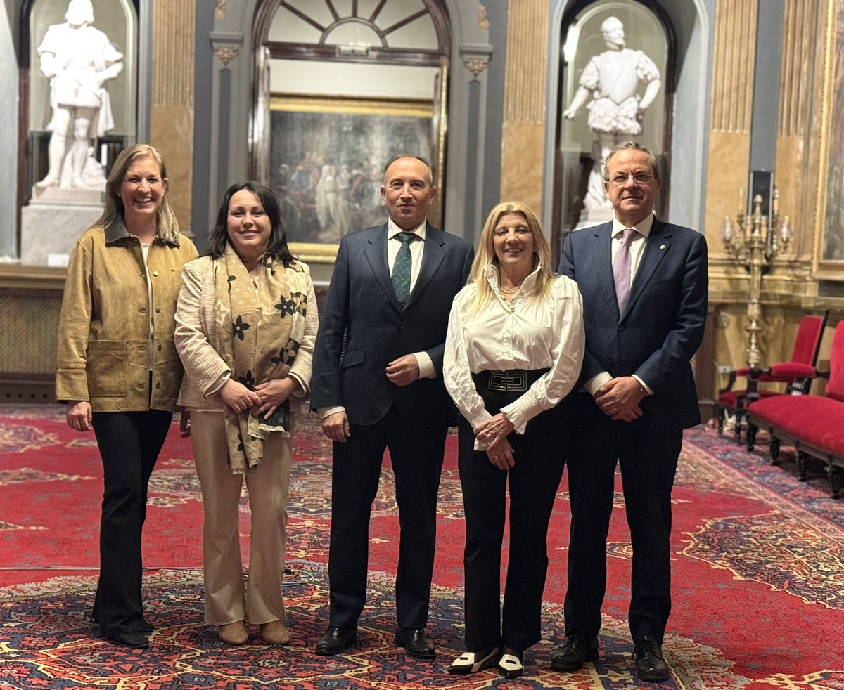 El presidente del Partido Popular de Cáceres, Laureano León, ha jurado su cargo como senador.
Con su llegada el <a href="/PPSenado/">Grupo Parlamentario Popular en el Senado</a> crece y Extremadura estará mejor representada en la Cámara Alta. 
Una persona comprometida y conocedora de las reivindicaciones de los extremeños.