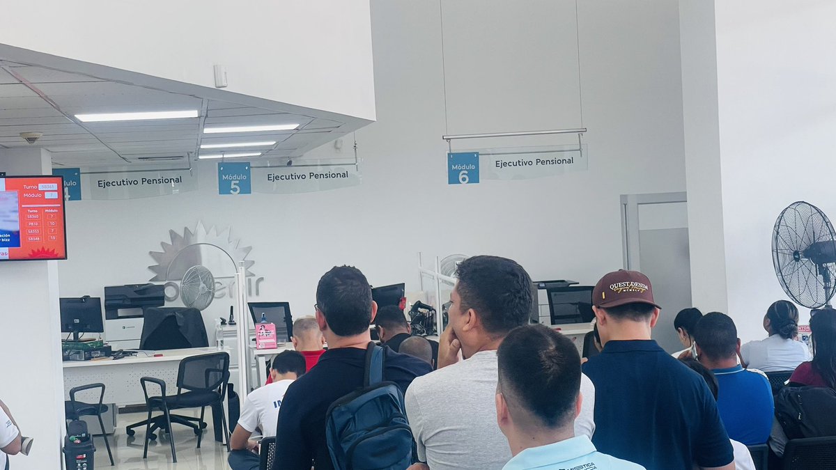 geracomusic's tweet photo. Deplorable @PorvenirOficial, su servicio es nefasto. Increíble que después de 2 horas de espera en una fila solo haya avanzado unos metros, que con una fila de más de 80 personas solo tengan un asesor atendiendo y como ven estas fotos, SE FUE A ALMORZAR. @Superservicios https://t.co/gHzT1fyeqQ