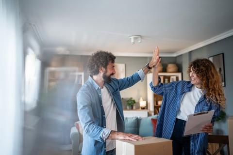 swroos's tweet photo. Many couples are moving in together early in their relationships for a practical reason — survival economics. But things can quickly go south if you aren’t financially aligned. https://t.co/ZTrjQBahuO https://t.co/kZ913PGJjK
