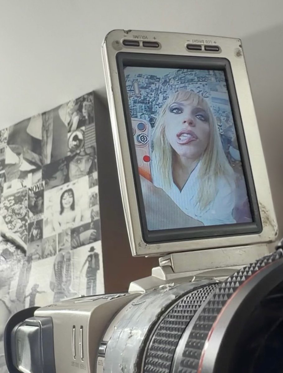 reneerapp's tweet image. girl whatever