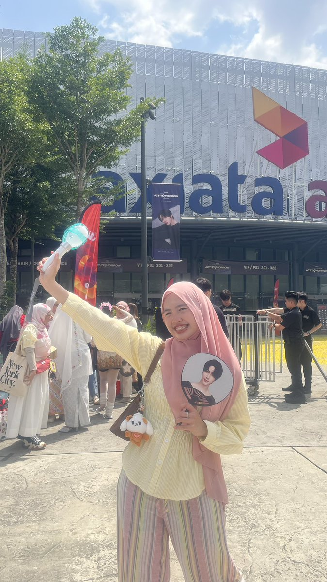 syzatqh's tweet photo. Keep it here for my memories 🩵🤍💛🩷.  I SAW TXT GUYSSSS. I still cant believe the concert ended already. 

PCD IS REAL 💔💔💔💔💔 (p/s: baru dapat post sebab had an exam after the concert)

#TXTinKL  #TXTinMY #TOMORROW_X_TOGEHTER  #SOOBIN #YEONJUN #BEOMGYU #TAEHYUN #HEUNINGKAI https://t.co/FC8wmdb6IF