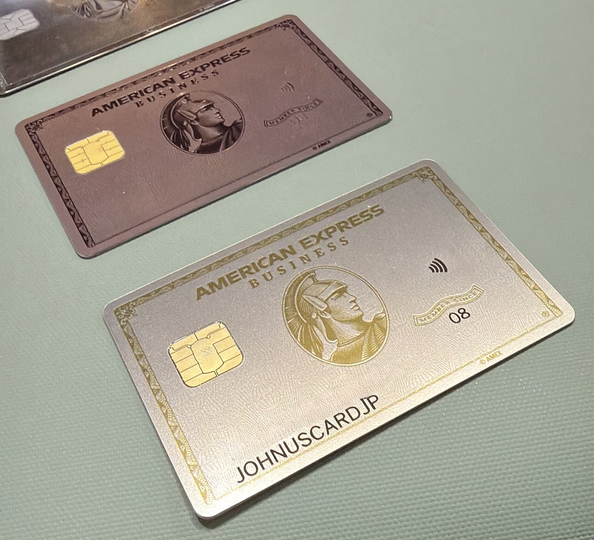 間もなく発行から1年経つメタルピンクとホワイトゴールドのアメックス