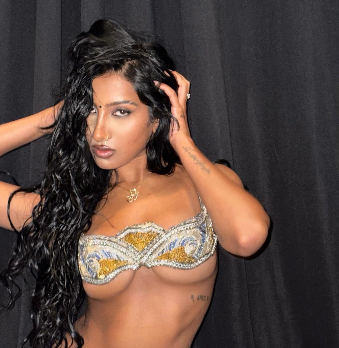 lara pics tweet media