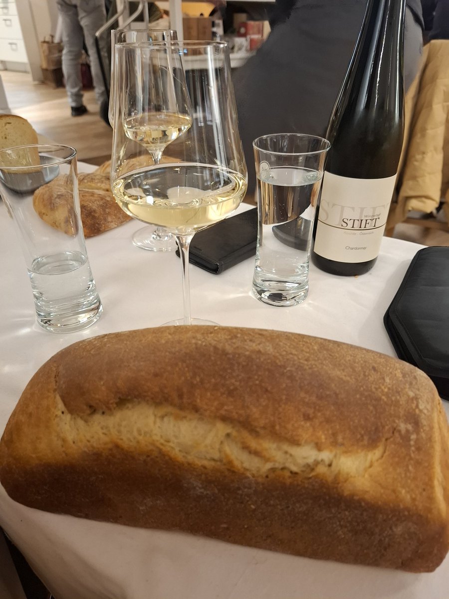 本日はカーニヴァルの日。
仮装して働く人々、イベントに出かける若者など見かけた1日。
ワインショップでは恒例のクラプフェンを頂き飲んでいると、近所のパン屋(卸専門)が登場、今日は売れ残りのパンがあるので(良く売れたのに)プレゼントとの事。
日本のレシピで作ったブリオッシュを頂きビックリ😆