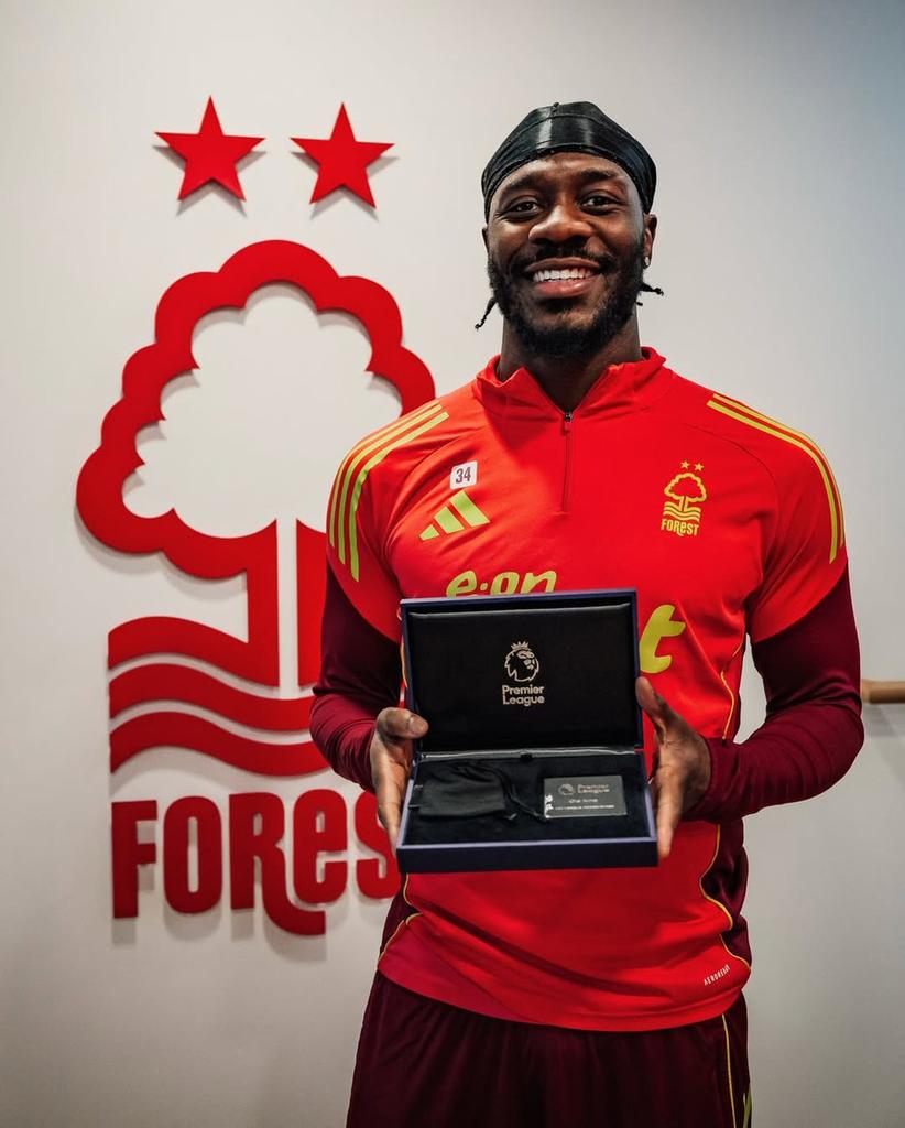 DaveDistro1's tweet photo. Ola Aina receives a special award from Premier league after hitting the EPL 100 appearance. 

#RISERCONCERTD2 #ライバル同士がドッカンと共闘          #ทิมก้อย #วิวาห์ปฐพีตอนที่4 #Iran https://t.co/f7IxMoLCnb