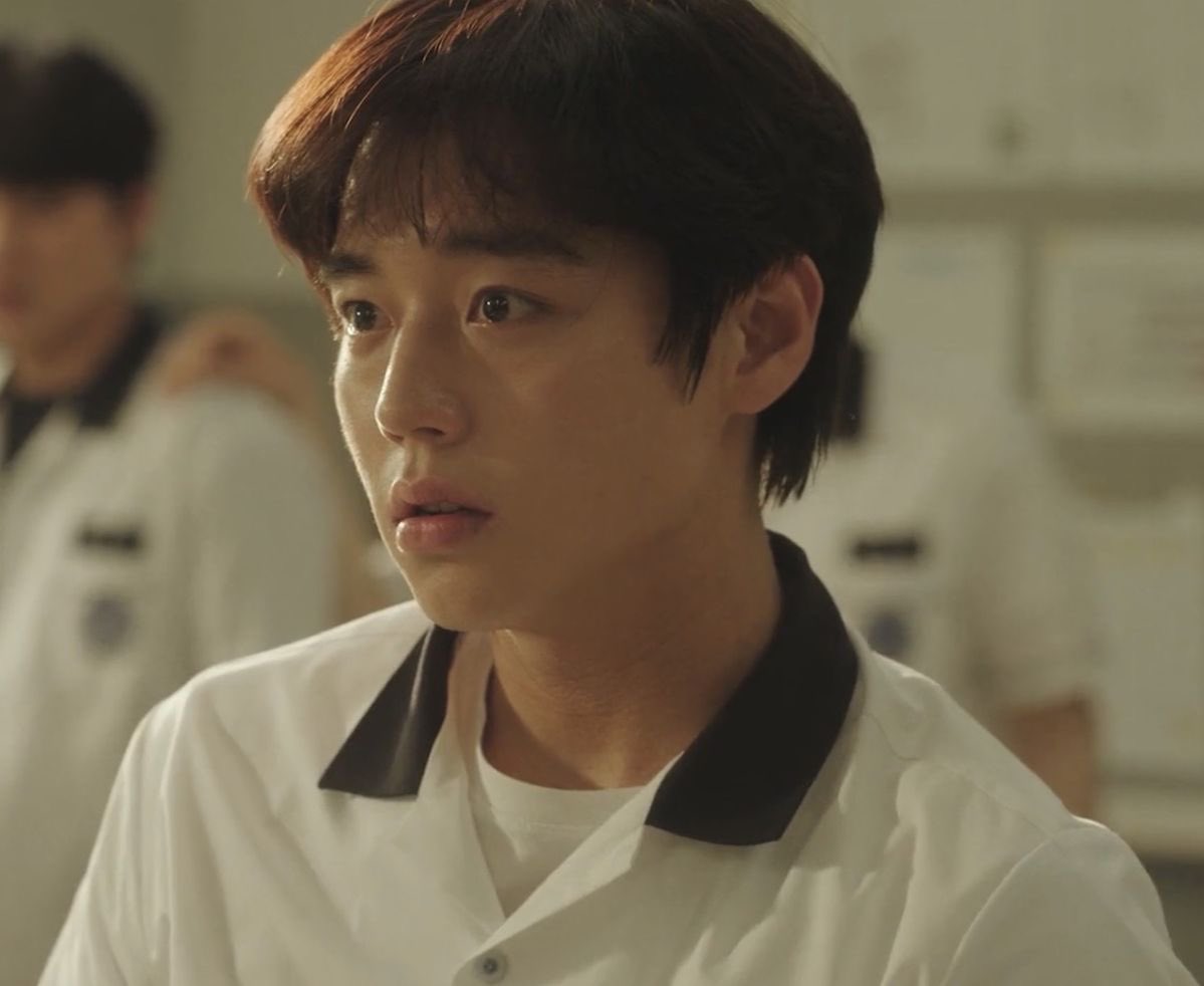 i rarely watch kdramas these days but i finished class hero right away because it goes haaaard

i really love it when actors can say so much with just their eyes. park jihoon, the actor that you are