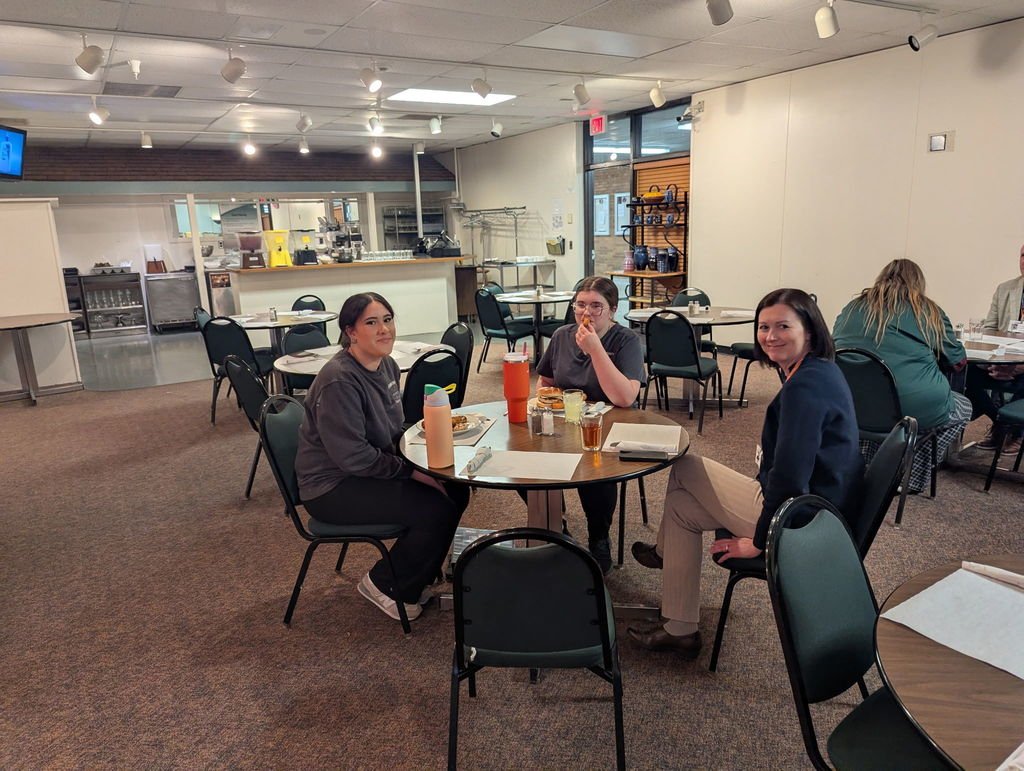 PilotsPrincipal's tweet photo. Last Thursday, Mrs. Phipps, Mr. Becher, and I had lunch with our Ayersville students attending Four County Career Center provided by the Chef Training program in the Cornett Four Star Cafe. Then after lunch, I  got a haircut from  Cosmetology junior Avery Antoine! https://t.co/4EPcbIlHMu