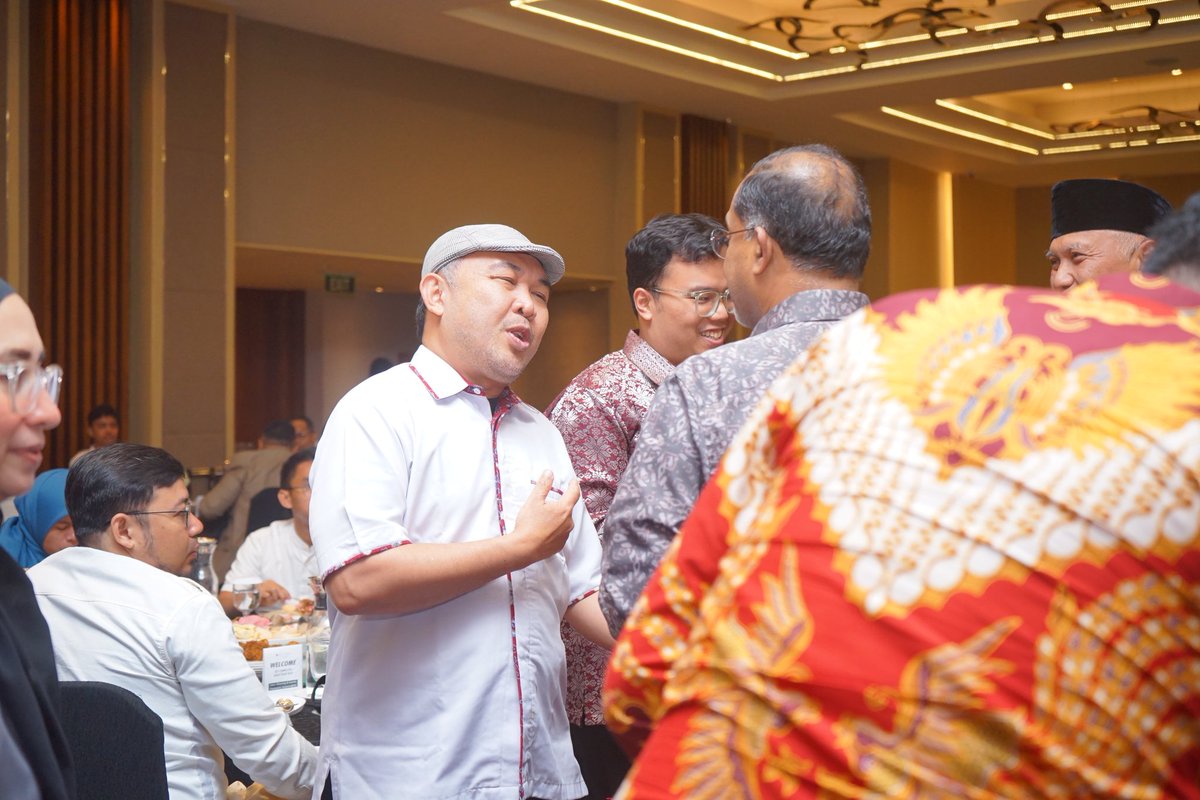 Bersama YB Datuk Seri Diraja Dr
 Zambry. Selamat datang di Jakarta.