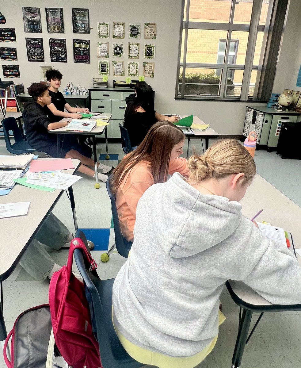 TeachStanley's tweet image. AVID Grizzly Growth learns how to organize a school binder! @GHMS_Grizzlies #avid #binder #organization