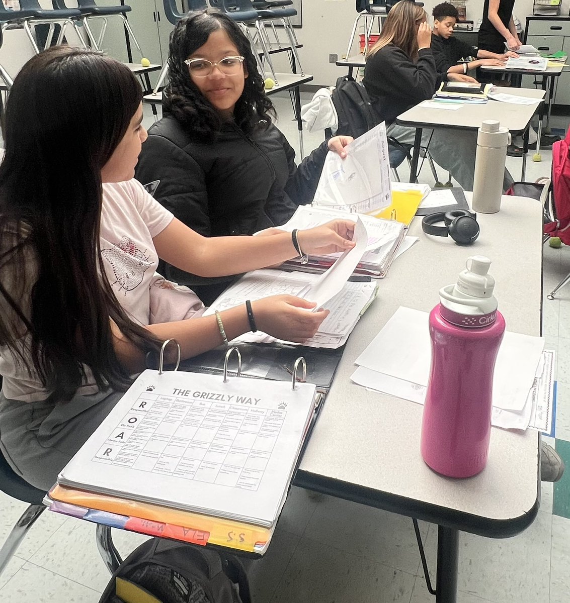 TeachStanley's tweet image. AVID Grizzly Growth learns how to organize a school binder! @GHMS_Grizzlies #avid #binder #organization