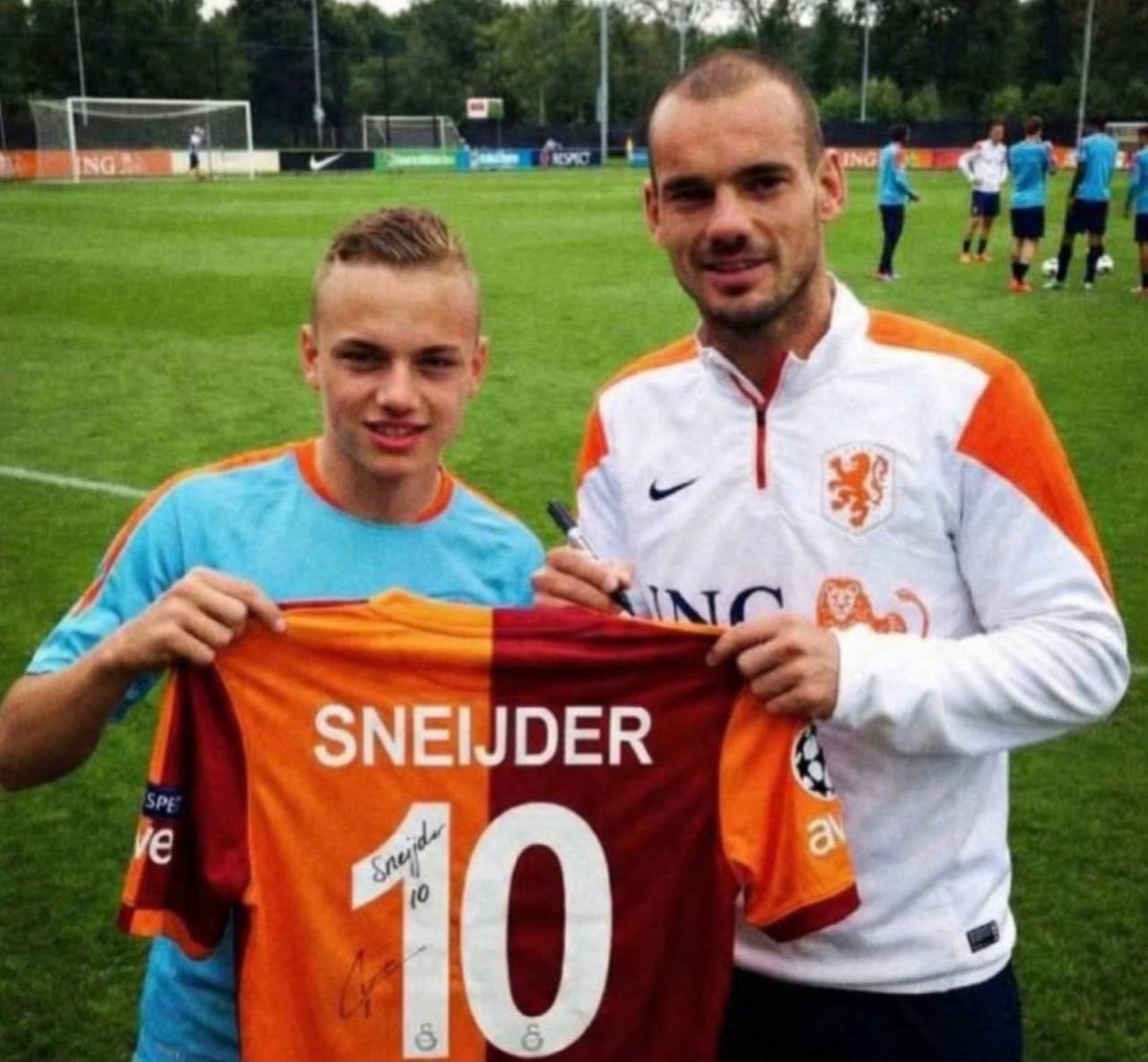 İDOLÜNÜN İZİNDEN.