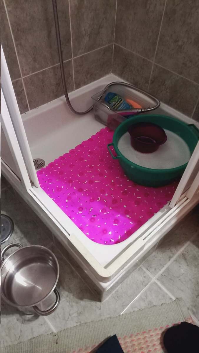 Há que agradecer haver luz. E alguma água. 
O resto... vai-s arranjando.
Passaram 18 dias.