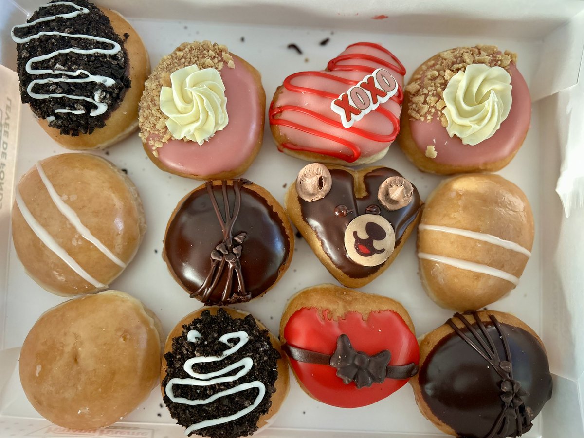 SettlingNomads's tweet image. This is how I pick a dozen donuts:

Kid 1: picks her fav three  
Kid 2: picks her fav three  
Wife: picks her fav three  
Me: I pick one from each of their favorites.

#DadLife
