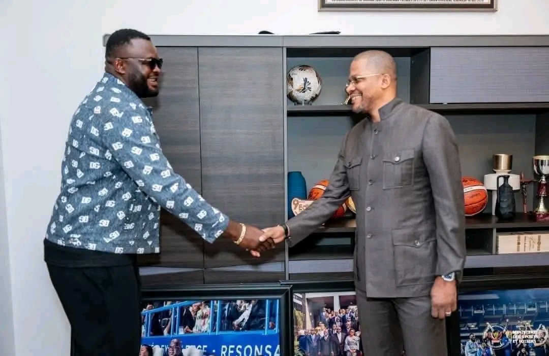 LePotentiel_rdc's tweet photo. 🚨 **Actualité Sportive** 🚨 Martin Bakole a été reçu cet après-midi par le ministre des Sports, Didier Budimbu, pour préparer son affrontement contre Tony Yoka. Un soutien fort des autorités congolaises pour notre champion ! 💪🇨🇩 #Boxe #Bakole #Yoka https://t.co/21OwaMLUXd