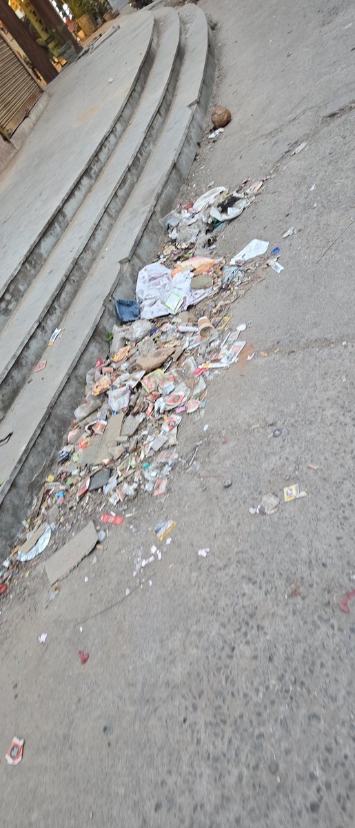 agarwal_rohit's tweet photo. @DPCC_Pollution @CAQM_Official @DC_NGZMCD @gupta_rekha @official_dda @RajaiqbalSingh3 @CPCB_OFFICIAL hazardous waste and garbage lying for weeks in LSC market, Plot no. 4, Sec 4,Dwarka and no action taken. Serious safety hazard. It should be cleaned daily https://t.co/ZrMdzlDRss https://t.co/vYFDVXrIys