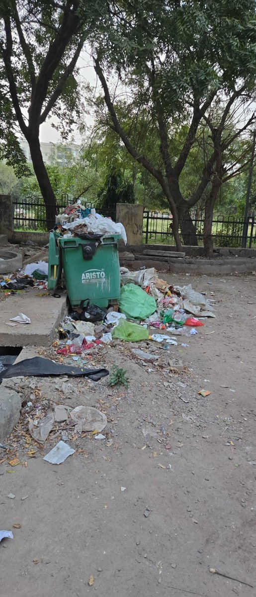 agarwal_rohit's tweet photo. @DPCC_Pollution @CAQM_Official @DC_NGZMCD @gupta_rekha @official_dda @RajaiqbalSingh3 @CPCB_OFFICIAL hazardous waste and garbage lying for weeks in LSC market, Plot no. 4, Sec 4,Dwarka and no action taken. Serious safety hazard. It should be cleaned daily https://t.co/ZrMdzlDRss https://t.co/vYFDVXrIys
