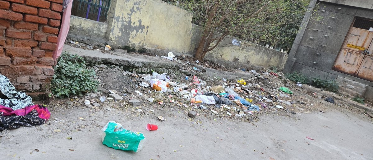 agarwal_rohit's tweet photo. @DPCC_Pollution @CAQM_Official @DC_NGZMCD @gupta_rekha @official_dda @RajaiqbalSingh3 @CPCB_OFFICIAL hazardous waste and garbage lying for weeks in LSC market, Plot no. 4, Sec 4,Dwarka and no action taken. Serious safety hazard. It should be cleaned daily https://t.co/ZrMdzlDRss https://t.co/vYFDVXrIys