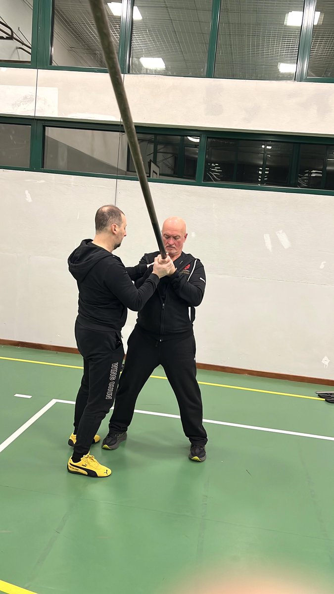 CmSifu's tweet photo. Il Dragon Pole Wing Chun non perdona: se la struttura è debole, il bastone te lo mostra subito.
In foto sto lavorando con un allievo avanzato su linea centrale, distanza e potenza controllata.
👉 Vuoi partire dalle basi? DM per lezione di prova.
#wingchun #dragonpole #selfdefense https://t.co/RLunKvkRrK