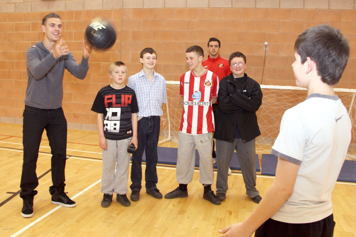 SAFCFoL's tweet photo. ๐ผ ๐๐ฅ๐๐๐๐๐ก ๐ฝ๐๐ง๐ฉ๐๐๐๐ฎ ๐๐๐จ๐๐ฉ! ๐ค๐
For today's #FoL25 Tuesday Throwback, we're heading back to 2011 during our 10th birthday celebrations! ๐
Our #PLKicks youngsters received a special visit from one of our own and former @England Captain @JHenderson ๐
๐๐
As we celebrate 25 years of the Foundation, every Tuesday weโre looking back on some of the unforgettable moments from our journey.