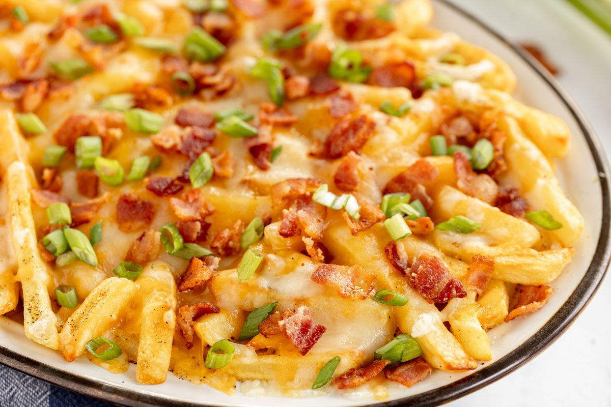 kyleecooks's tweet image. Crispy French fries loaded up with 2 kinds of cheese, bacon, and green onions with ranch dip on the side, these Loaded Fries will be the hit of your next party! #loaded #fries #cheesefries #appetizer #kyleecooks kyleecooks.com/loaded-fries/