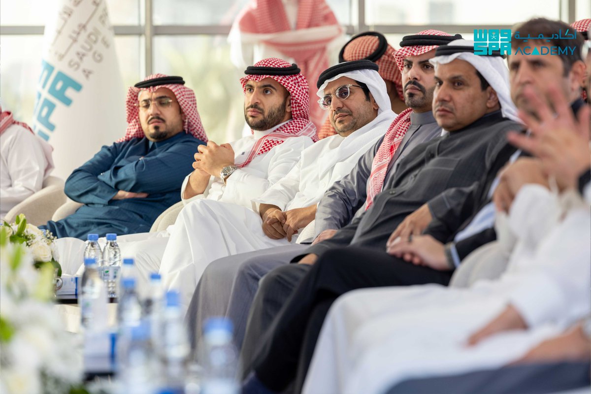 عقدت #أكاديمية_واس اللقاء التعريفي لبرنامج تمكين الخريجين الجامعيين لوظائف إعلامية، بحضور عددٍ من الإعلاميين والمهتمين، وممثلين من 16 جامعة، حيث جرى استعراض الدبلومات الإعلامية المتخصصة المرتبطة بالتوظيف، وتوضيح مسارات البرنامج وشروط القبول وآلية التسجيل، والإجابة عن استفسارات