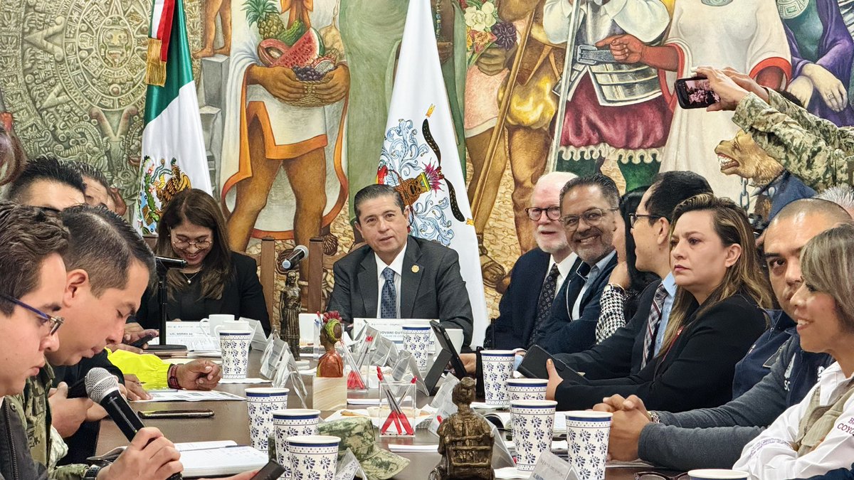 giogutierrezag's tweet photo. ¡Seguimos imparables con #EscudoCoyoacán! Llevamos a cabo el #GabineteDeSeguridad de la alcaldía, en coordinación con la @Defensamx1, @SEMAR_mx, @GN_MEXICO_, @SSC_CDMX, @FiscaliaCDMX, Fiscalía descentralizada en Coyoacán, @PDI_FGJCDMX, Subsecretaría de Control de Tránsito, dependencias gubernamentales, organismos y otras instituciones. 

Juntas y juntos, reforzamos todos los días nuestra estrategia de seguridad 🏠🙎🏻👮🏽🚔 

#ContigoImparables 👊✨