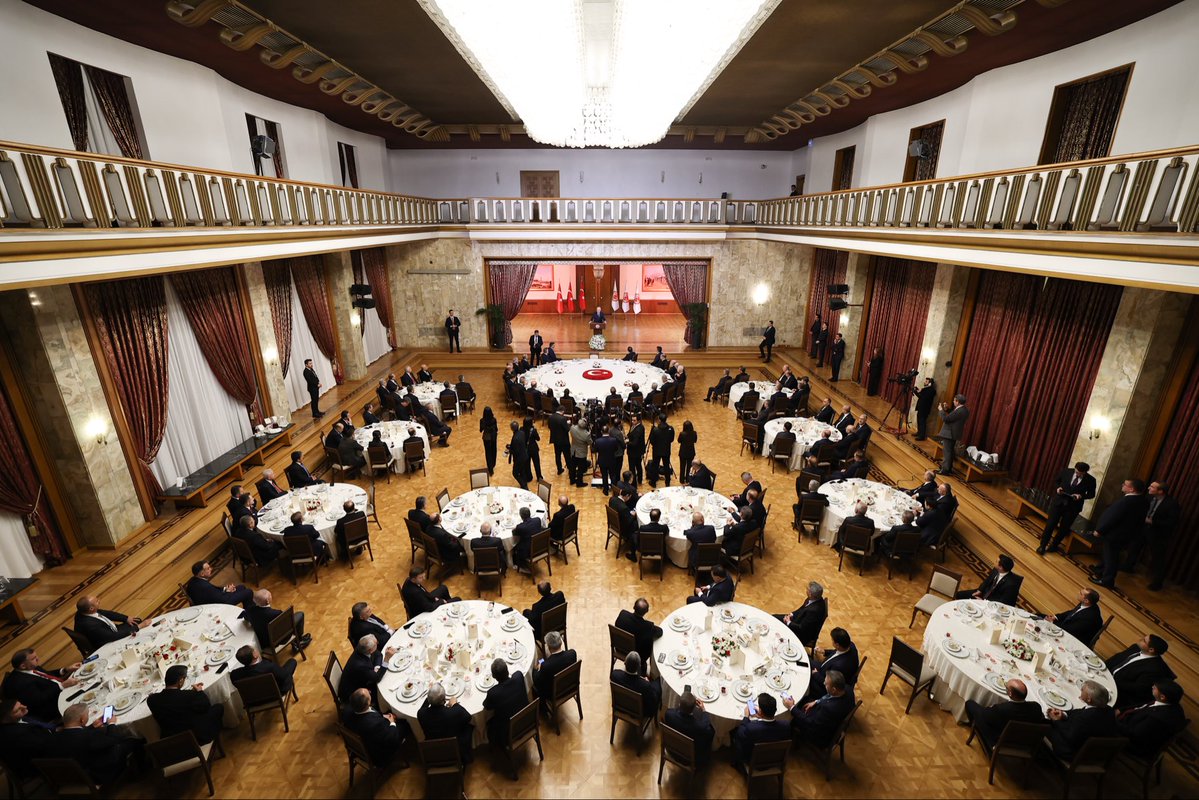 Türkiye demokrasisinin kalbi olan Gazi Meclisimizde, İçişleri Bakanımız Mustafa Çiftçi ve 81 ilimizden gelen kıymetli valilerimizle bir araya geldik.

Millet ile devlet arasında bir köprü olan valilerimiz; halkımızın vicdanının ve irfanının devlete yansıyan yüzü olmuşlardır.