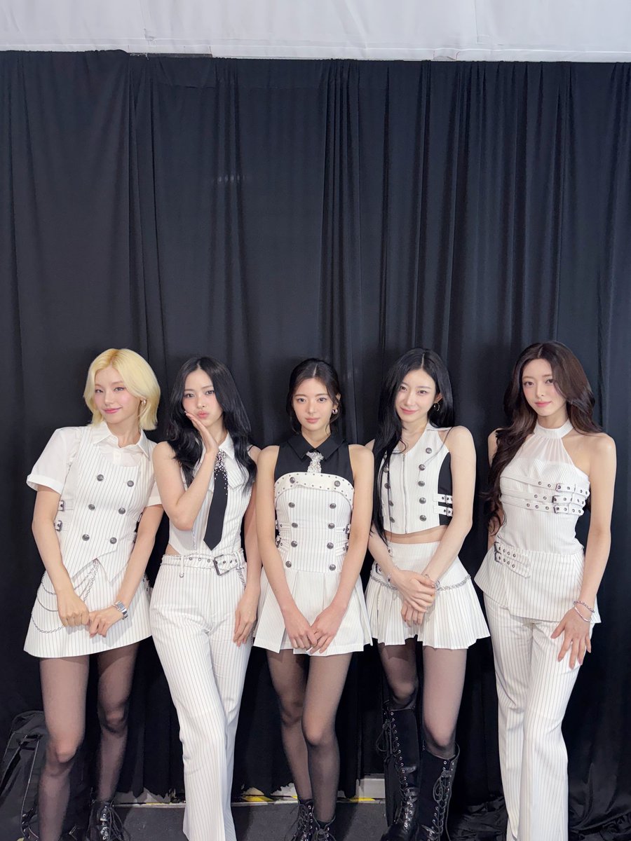itzy_argentina_'s tweet photo. @dfallaccess @moveconcertsarg @studiopav_latam @ITZYofficial 14) ÚLTIMA: ¿Por qué ITZY debería venir a Argentina?

#TNVS_WORLDTOUR_ARGENTINA
#ITZYENARGENTINA

@dfallaccess @moveconcertsarg @studiopav_latam @ITZYofficial https://t.co/3kyrLtNYBO