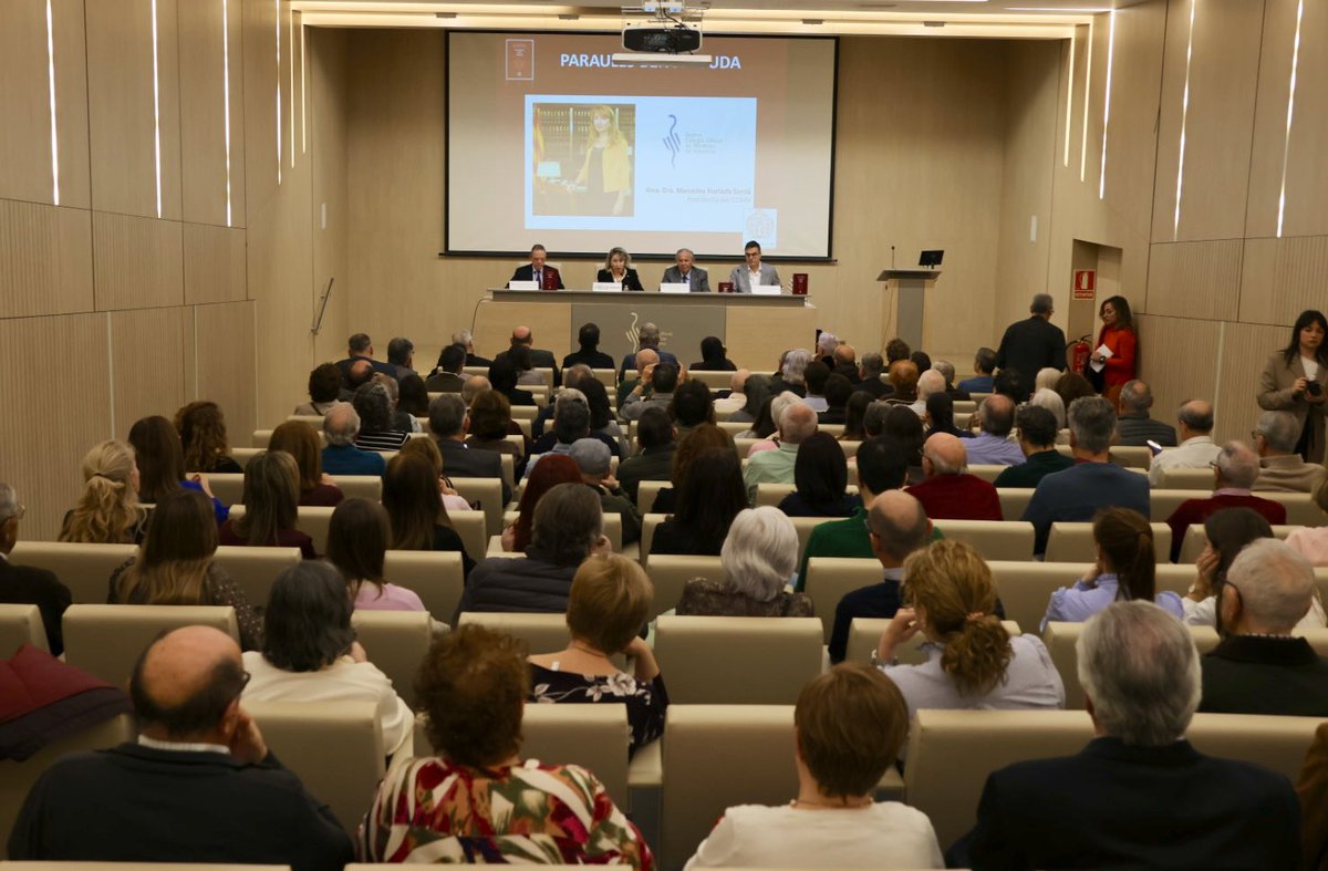 cortsval's tweet photo. 📸 La presidenta de les Corts Valencianes, @LlanosMasso, ha asistido a la presentación del
‘Vocabulari mèdic valencià’ realizado por la @RACValenciana 

📕 Una obra que recoge y sistematiza más de 16.000 términos médicos

🗣️ La presentación ha tenido lugar en el @IICOMV https://t.co/SYqrpbyroT