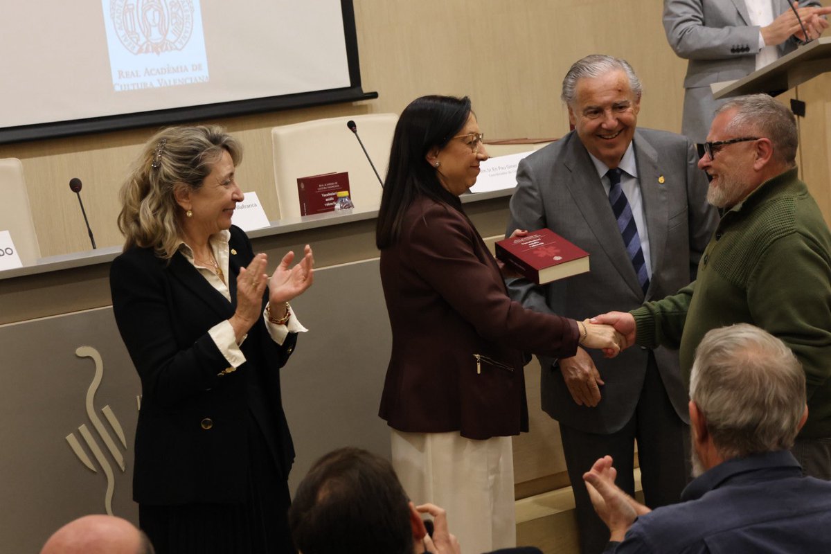 cortsval's tweet photo. 📸 La presidenta de les Corts Valencianes, @LlanosMasso, ha asistido a la presentación del
‘Vocabulari mèdic valencià’ realizado por la @RACValenciana 

📕 Una obra que recoge y sistematiza más de 16.000 términos médicos

🗣️ La presentación ha tenido lugar en el @IICOMV https://t.co/SYqrpbyroT