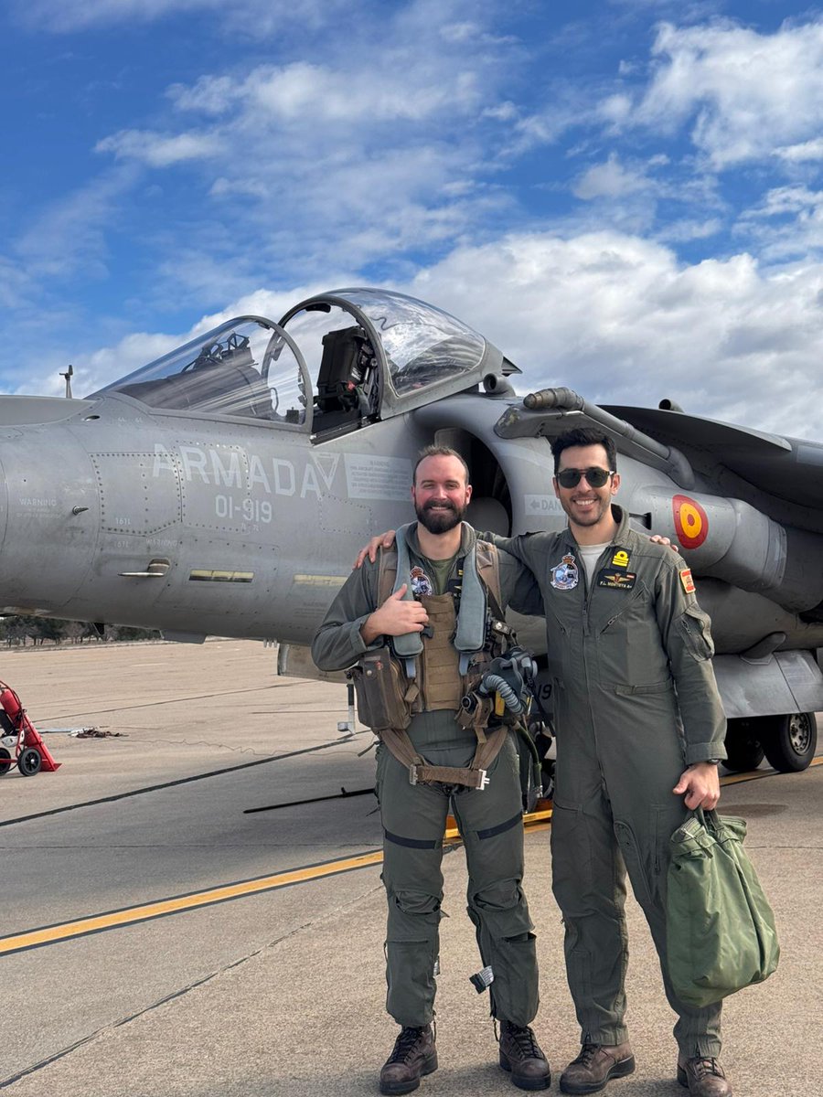 Armada_esp's tweet photo. ✈️🔥Hoy la Armada suma dos nuevos pilotos de #Harrier en su Arma Aérea. 

🇪🇸⚓Talento, esfuerzo y superación que se transforman en alas al servicio de #España.

🌥️El cielo no puede  esperar.

🎯¡Buenos vuelos y buena caza! 

#SomosLaArmada https://t.co/dmaIpVodoZ