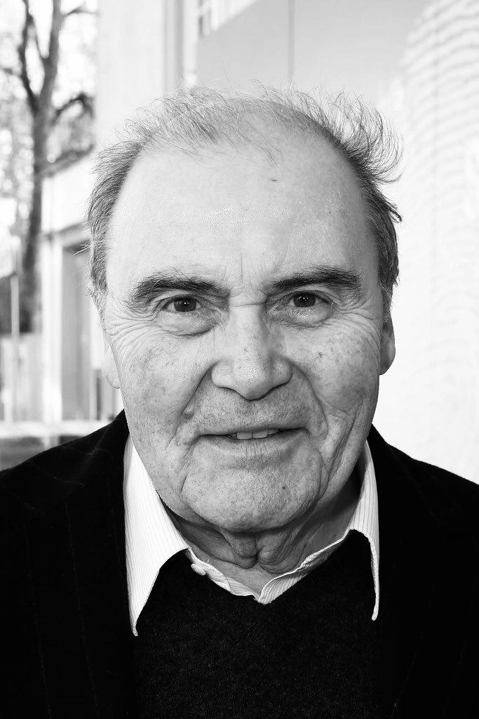 Wieder ist ein beachtlicher Schauspieler von dieser Welt gegangen.
Lambert Hamel spielte in vielen Filmen und Krimis, ob Tatort, Derrick, Der Alte oder auf dem Traumschiff…
Hamel starb am 13. Februar 2026 im Alter von 85 Jahren.