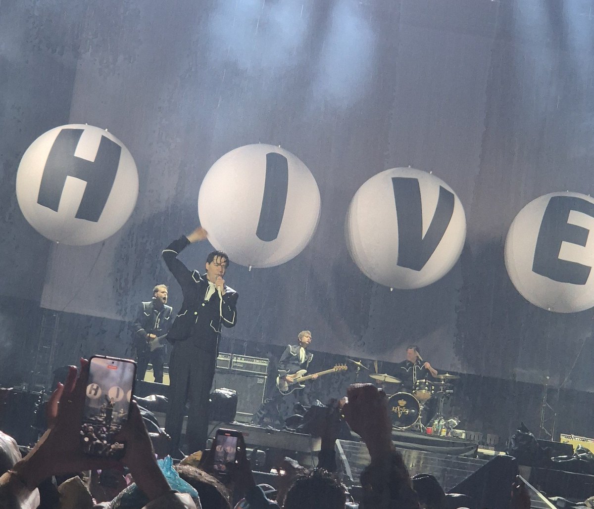El algoritmo me ha mostrato todos y cada uno de los videos de <a href="/TheHives/">The Hives</a> este año en Bogotá.
El año pasado los tuvimos en <a href="/Festereopicnic_/">Festival Estéreo Picnic</a>
pero el aguacero nos quitó tiempo con ellos.
¿Dónde es que firmamos para que nos los traigan solos pero rapidito? 🫠