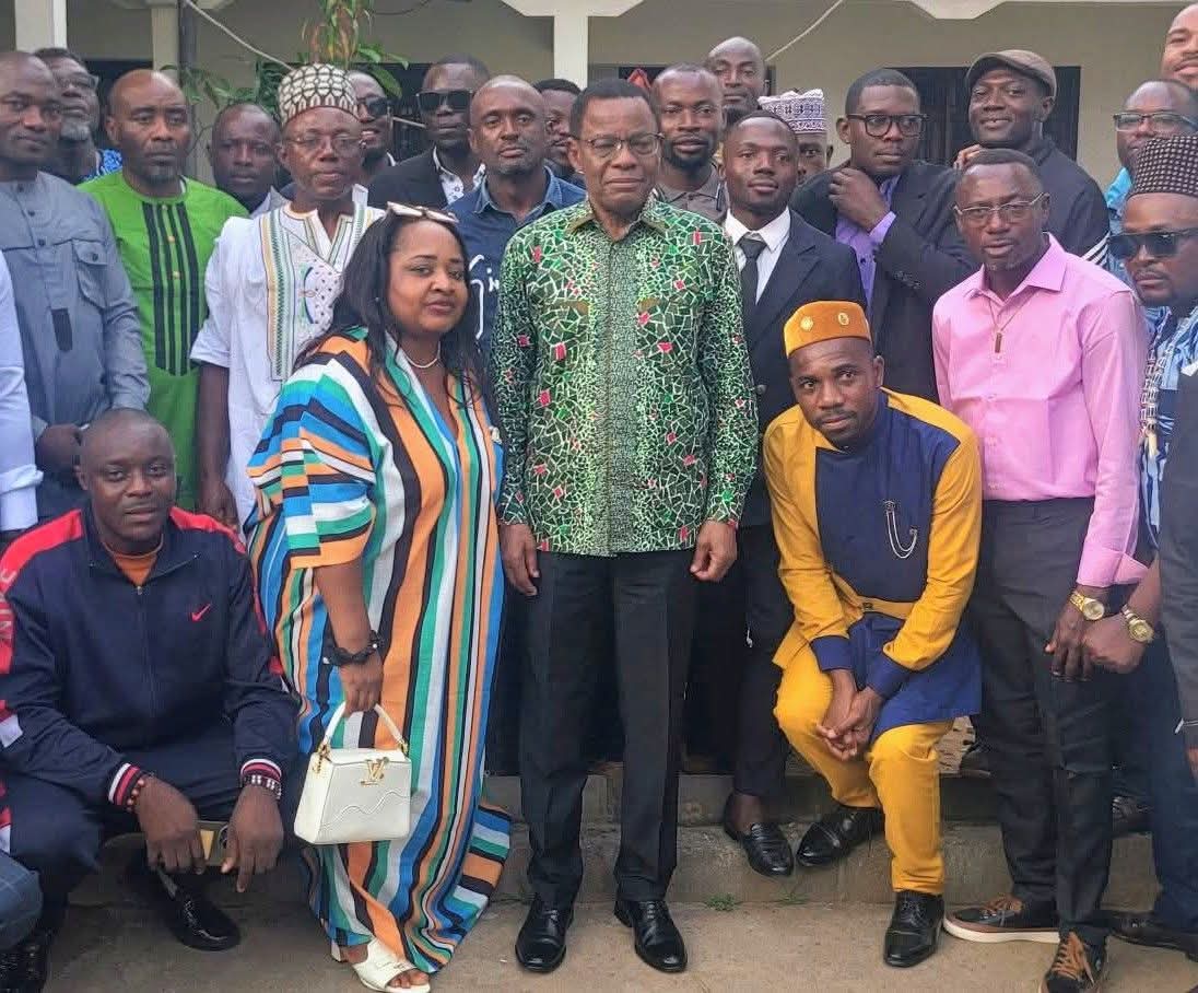 Le Président national du MRC accueille en personne les trente-et-un désormais ex prisonniers politiques dont il a pris soin tout au long de leur incarcération arbitraire par le régime Biya. Mais ce n'est pas tout parce qu'ils seront aussi accompagnés après cette épreuve pour se