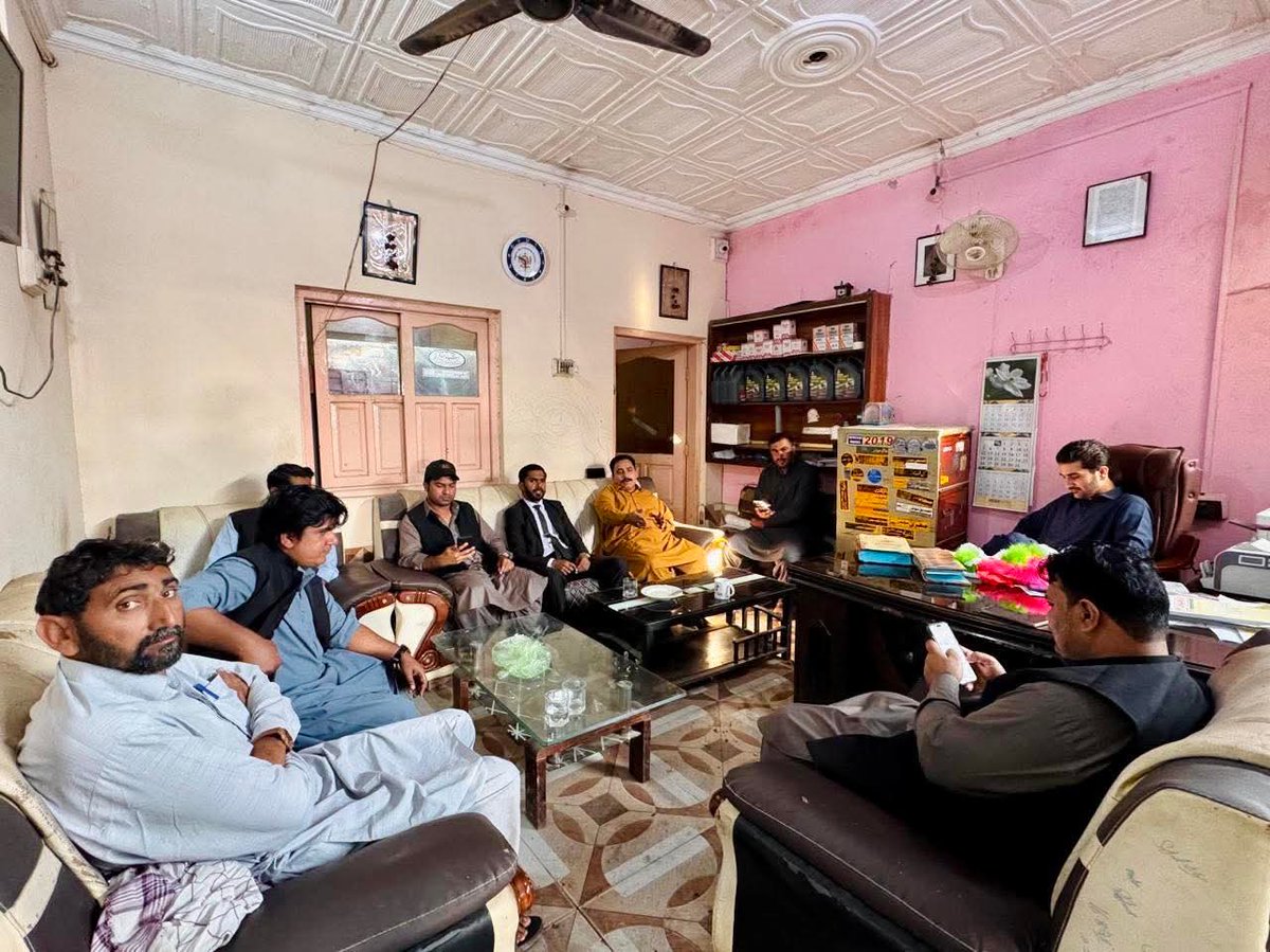 شکارپور سٹی: چیف سردار جاگن خان بھیو کو عمرہ کی سعادت حاصل کرنے پر مختلف برادریوں سے تعلق رکھنے والے معزز شخصیات نے مبارکباد دی اور انہیں پھولوں کے گلدستے پیش کیے۔