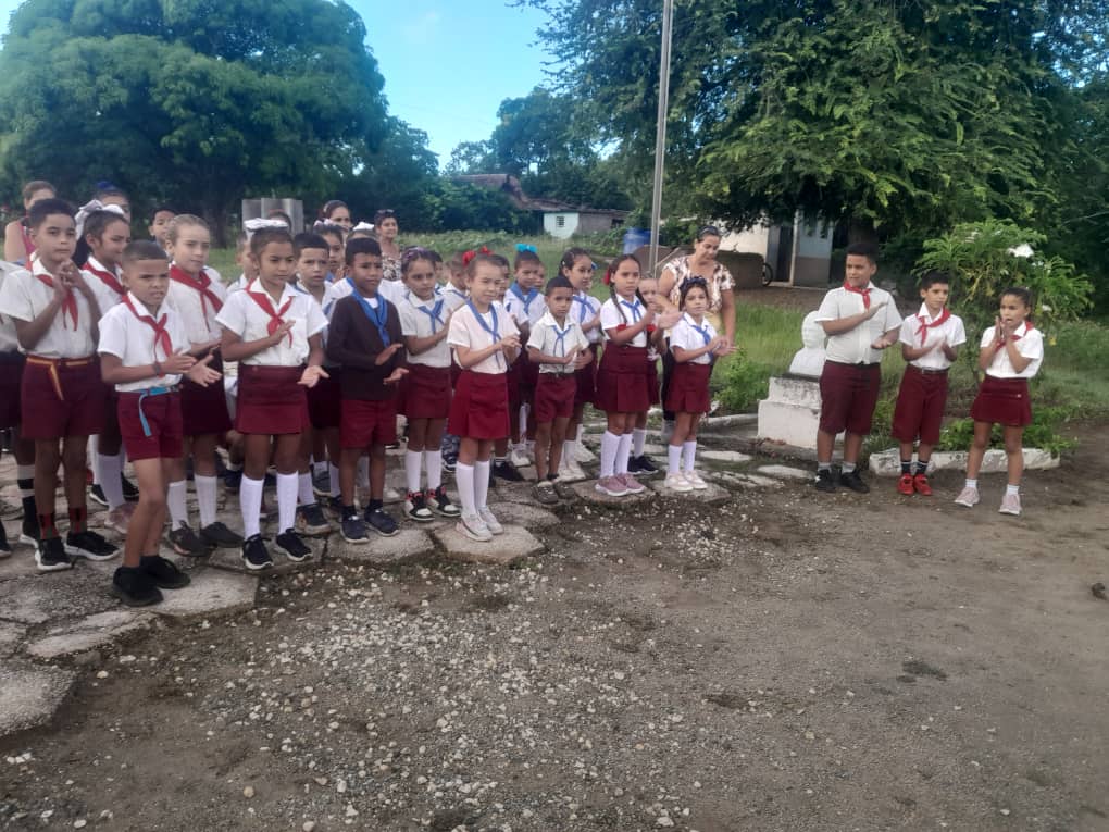 "Nada nos detiene."
Nuestros docentes e instituciones educativas continúan desarrollando diversas actividades para que el curso escolar marche sin contratiempos. 
#100añosconfidel
#PorCamagüeyTodo
#JimaguayúEduca
#CubaMined