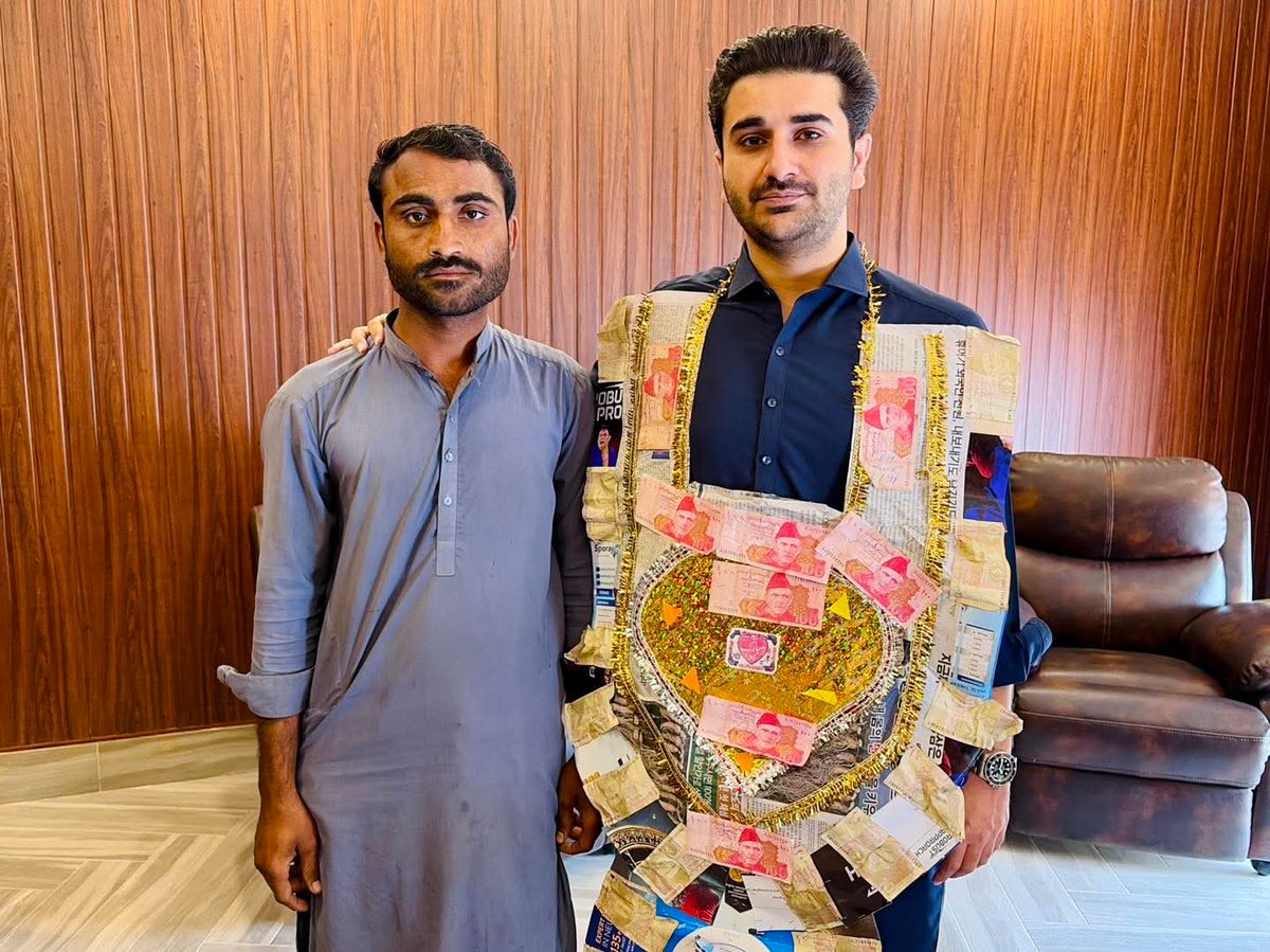 شکارپور / جاگن: چیف سردار جاگن خان بھیو کو عمرہ کی سعادت حاصل کرنے پر مختلف برادریوں سے تعلق رکھنے والے معزز شخصیات نے مبارکباد دی اور انہیں پھولوں کے گلدستے پیش کیے۔