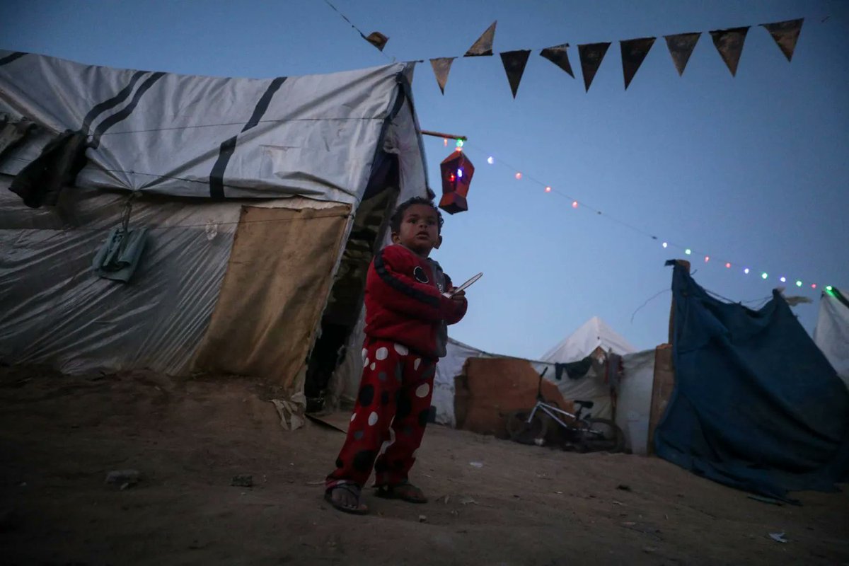 رغم قسوة الأيام، يبقى الأمل حيًّا فينا لا يغيب.
نسأل الله أن يحمل هذا الشهر فرجًا وأمانًا لأرضنا وأهلها
رمضان كريم 
و كل عام وشعبنا بألف خير