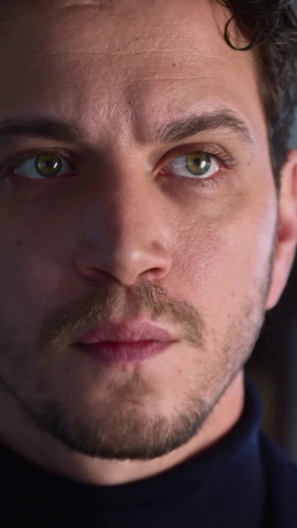 Bu yakışıklılığın üzerimdeki etkisini şöyle anlatayım: Bu şaheser, bu profilde olmalı diye düşünüp Selahattin Paşalı tweetlemek için twittera girdim.